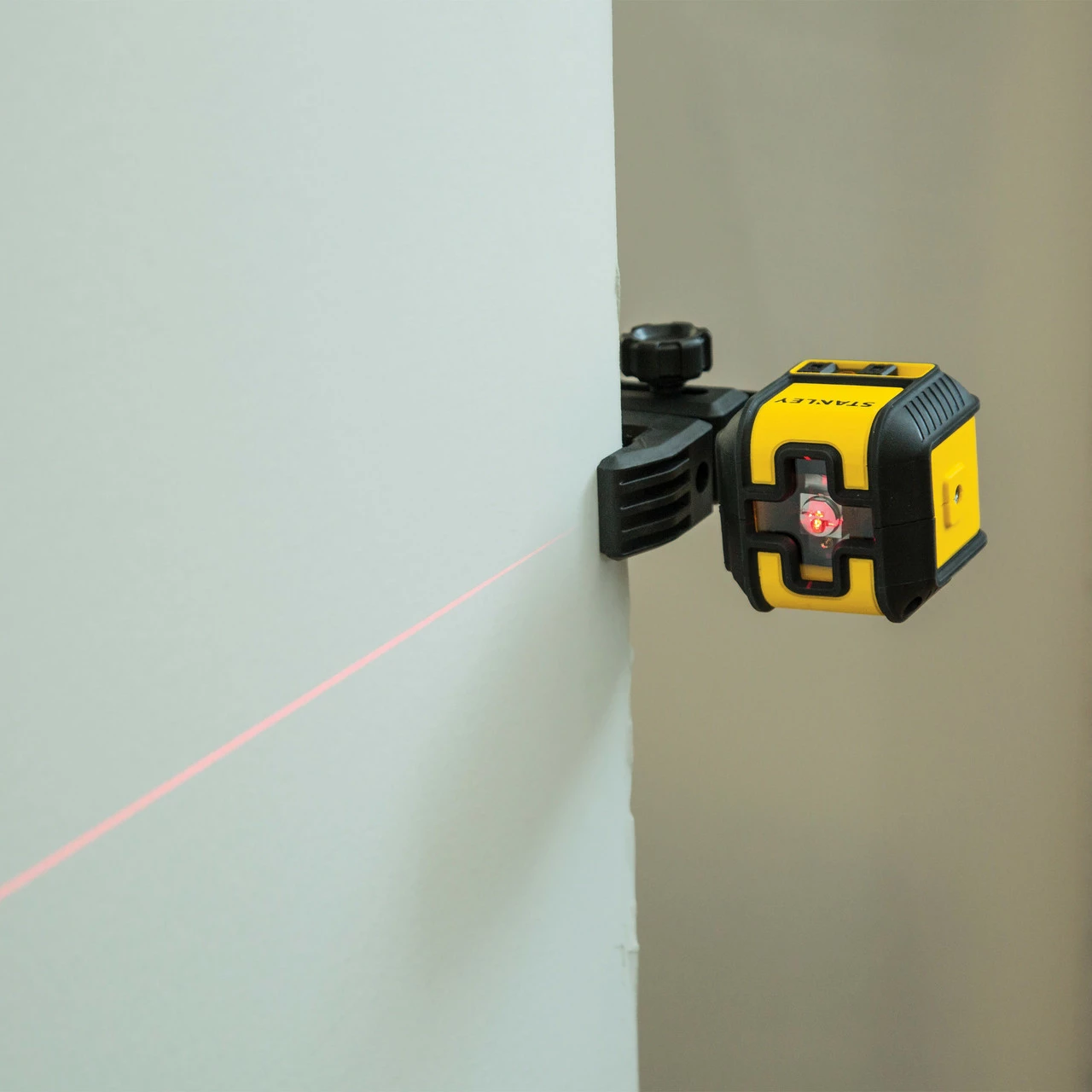 Stanley STHT77498-1 Cubix Red Self Levelling Cross Line Laser With Bracket & Pouch - Image 8