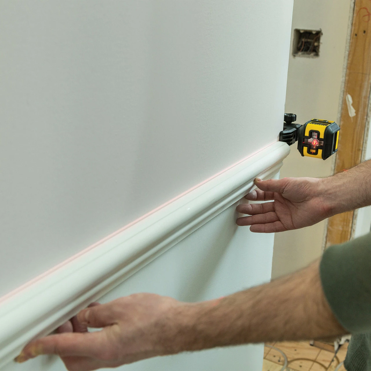 Stanley STHT77498-1 Cubix Red Self Levelling Cross Line Laser With Bracket & Pouch - Image 9