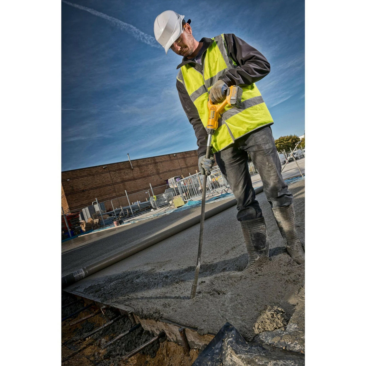 Dewalt DCE531N 18V XR Concrete Vibrator (Body Only) - Image 2