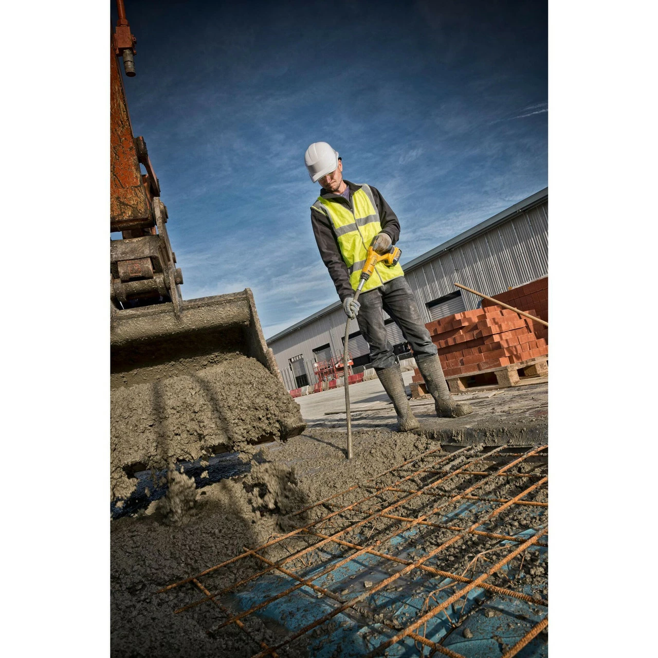 Dewalt DCE531N 18V XR Concrete Vibrator (Body Only) - Image 3