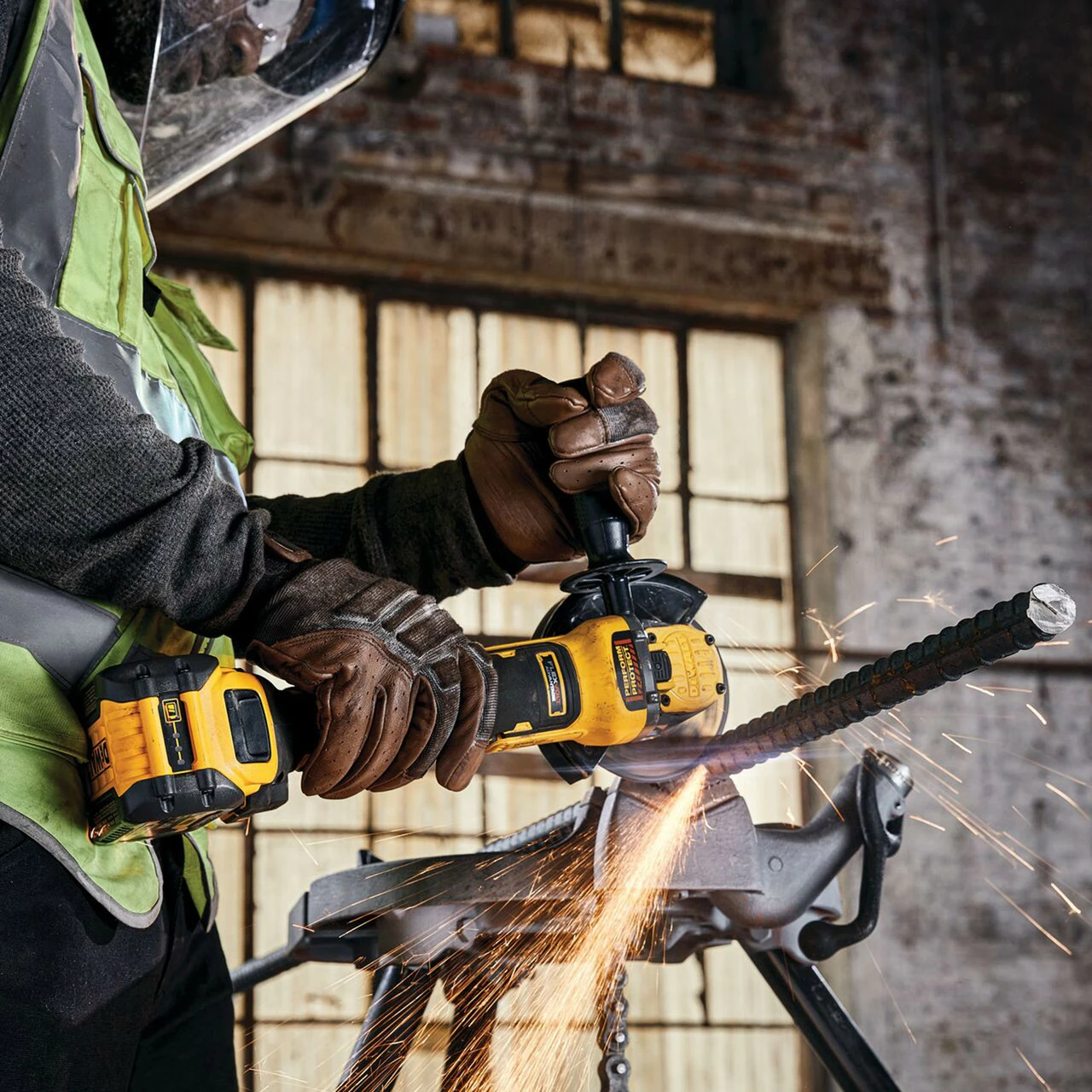 Dewalt DCG409H2T 18V XR 5 Inch/125mm Brushless Angle Grinder (2 X 5.0Ah Powerstack Batteries) - Image 6