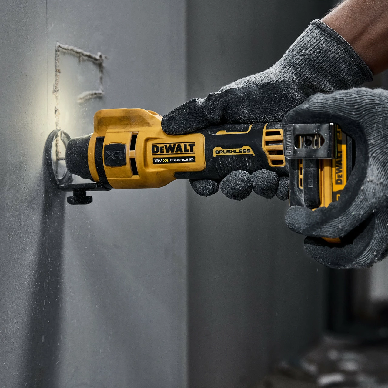 Dewalt DCE555N 18V XR Brushless Drywall Cut Out Tool (Body Only) - Image 6